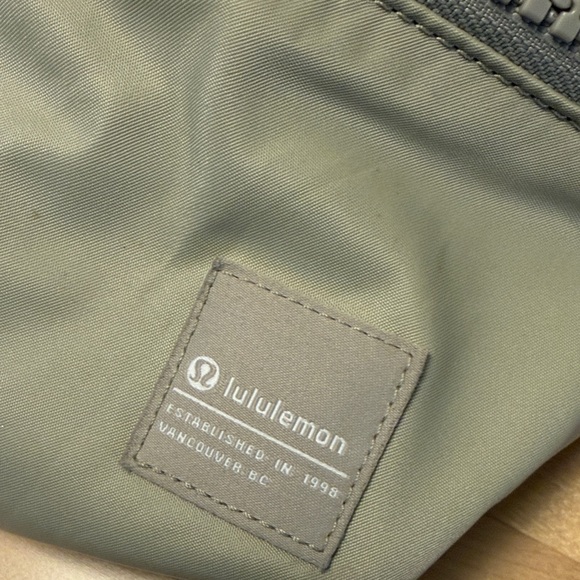 Lululemon All Day Essentials Belt Bag 2.5L 2.5 L Linen / White opal purse handle - Picture 4 of 9